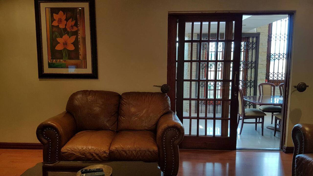 Lily White Guest House Центурион Экстерьер фото